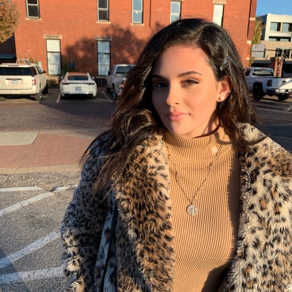 Meet your Posher, Erica - Picture 3 of 8